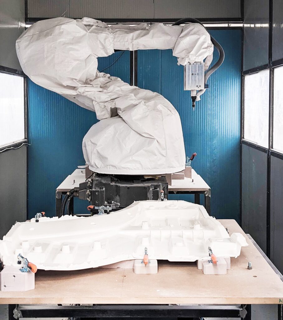 robot sbavatura automotive